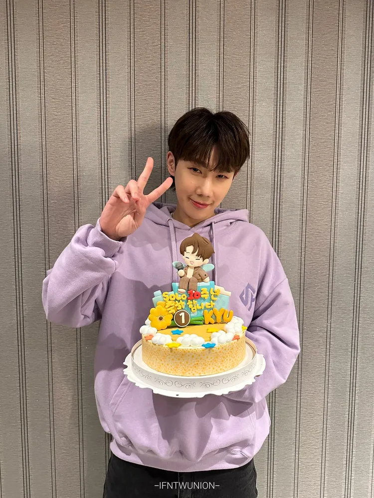 金聖圭開心和台灣粉絲送的應援蛋糕合照。華藝娛樂提供