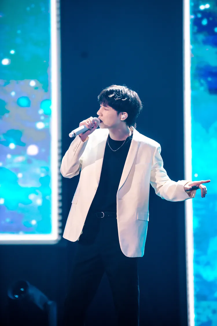 金聖圭今晚化身白馬王子獻唱情歌。華藝娛樂提供