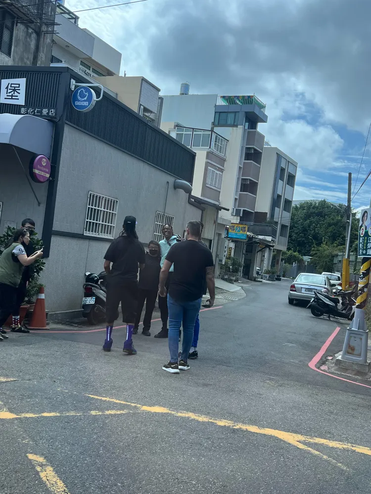 魔獸降臨彰化市，球迷興奮上前合影。翻攝彰化踢爆網