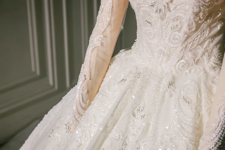 為修飾身形，特別將蕾絲花朵拉長延伸，蓋住腰部剪接線，將上下身的圖騰連貫。Linli Boutique提供