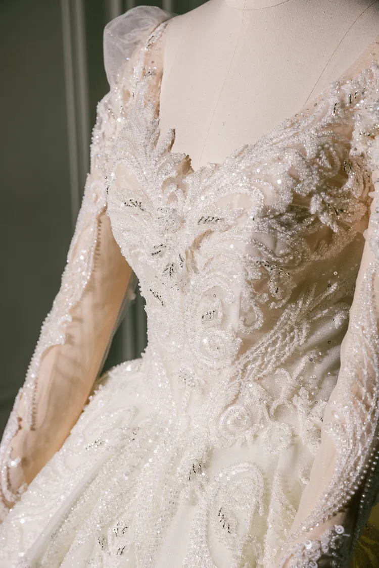 白紗的透膚長袖可拆卸，上身變成桃心領透膚馬甲。Linli Boutique提供