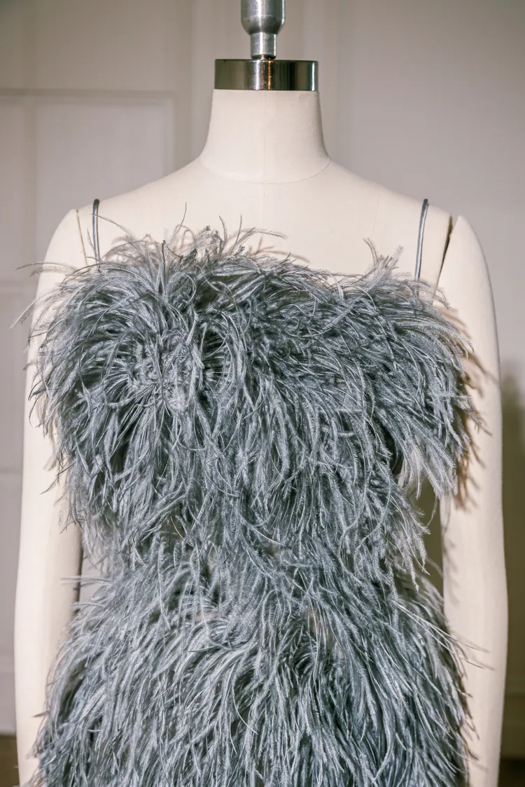 選用日本進口的緞布，製做帶點微亮的灰色細緻圓繩肩帶，也是禮服的特色之一。Linli Boutique提供