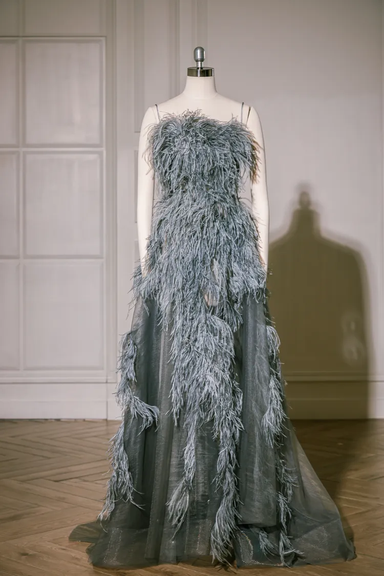 氣質灰禮服跳脫傳統框架，駝鳥羽毛營造出輕盈感。Linli Boutique提供