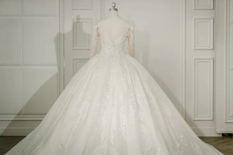 純手工打造的白紗，運用20碼的歐洲進口手繡珠工蕾絲，刻貼出工整對稱的流暢線條。Linli Boutique提供