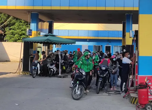 越南胡志明市缺油　恐慌朝北越延燒！首都加油站大排長龍