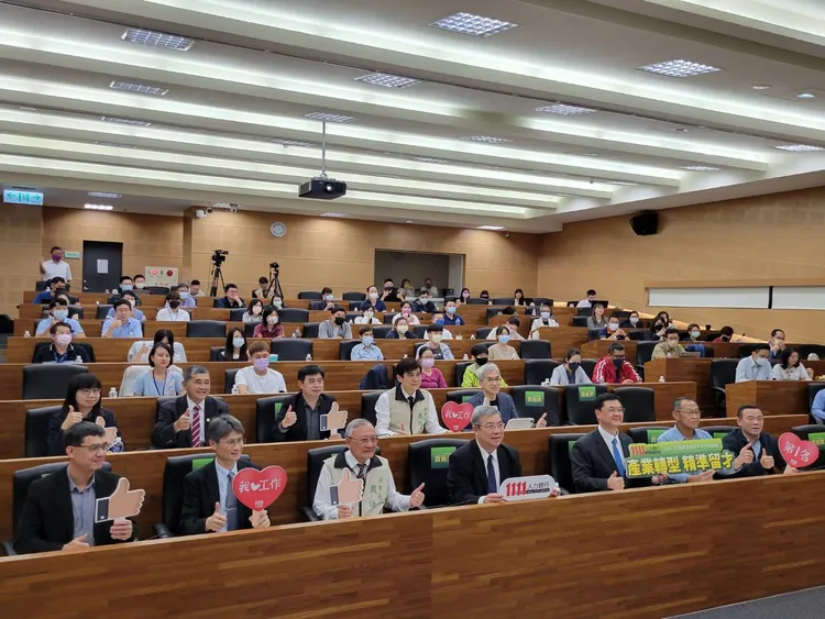 【產業轉型 精準留才－加值求才競爭⼒】論壇，現場吸引120家企業人資到場參與交流。業者提供