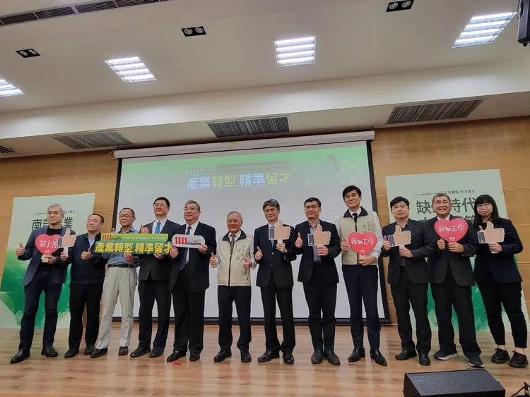 【產業轉型 精準留才－加值求才競爭⼒】論壇今在⾏政院南部服務中心舉行。業者提供