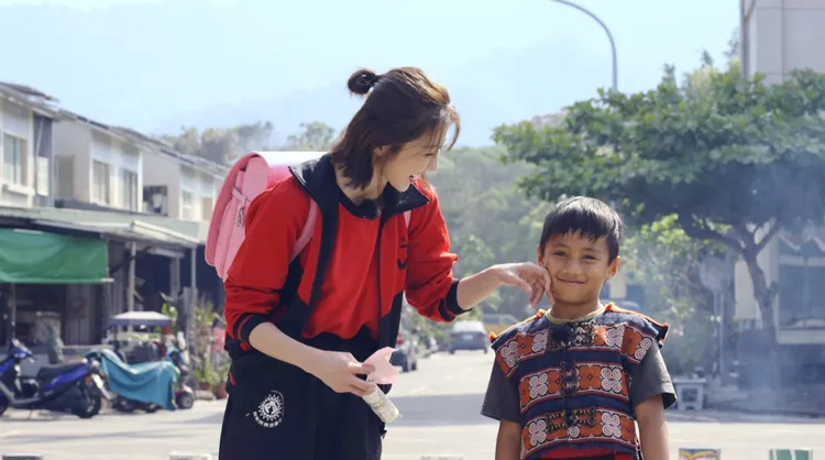 邵雨薇(左)與小朋友相處融洽。三立提供