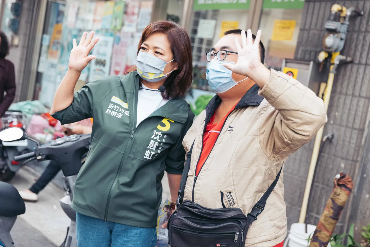 沈慧虹今天(17日)前往中和路周邊市場拜票,沿途受到攤商熱烈歡迎,紛紛舉起5加油打氣。沈慧虹競辦提供