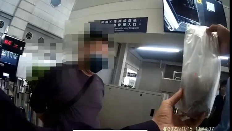 旅客將活鰻苗裝在塑膠袋內，還辯稱是媽媽幫他帶的榨菜。讀者提供