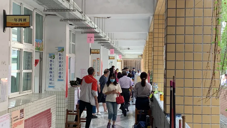 今天是九合一大選日，民眾把握自己權利前往投票所投票。曾雪蒨攝
