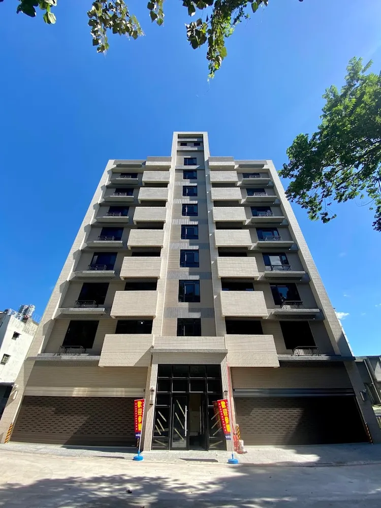 明志路生活圈買盤不乏在地換屋需求，尤其輕裝潢相當受到歡迎，置產出租亦是當地主力房市表現，圖為明志路一段的新成屋案「儒林雅築」。翻攝Google map