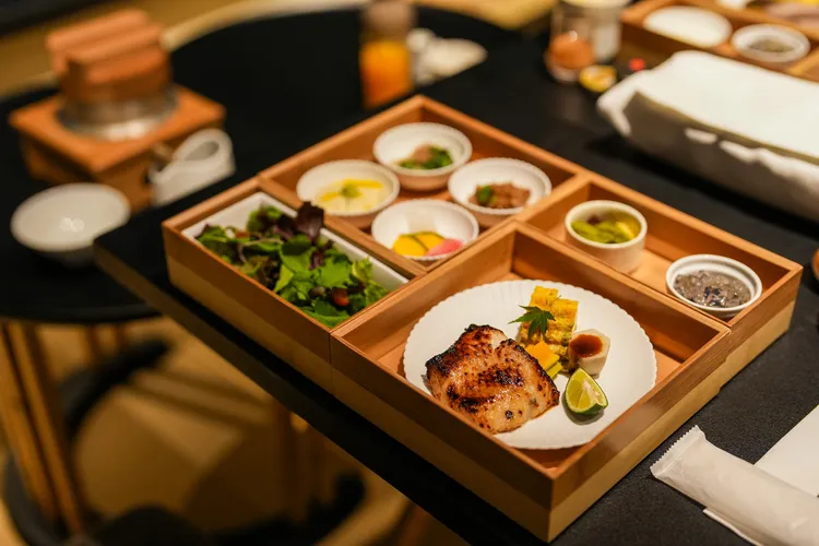 日式早餐每人4000日圓，享用味噌湯、烤魚、時令小菜和誘人的米飯。田欣雲攝