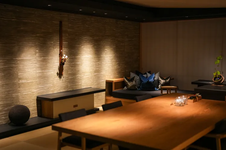 14層住房區域的每層中央，都設有「OCHANOMA Lounge（茶之間）」，讓住客在這處公共空間放鬆休憩。田欣雲攝