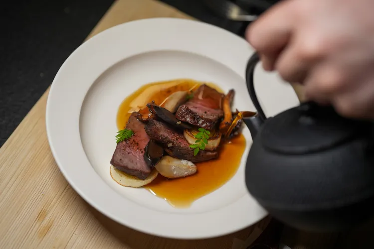 當西式牛排遇上和風醬汁，呈現Nippon Cusine交織日法料理的精神。田欣雲攝