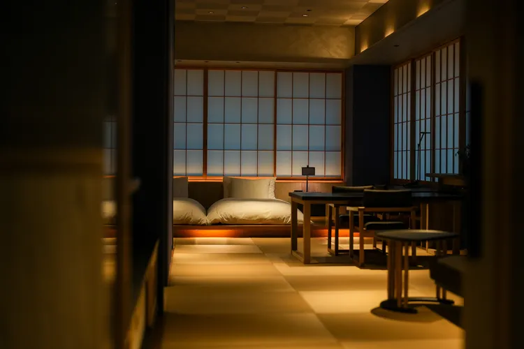 「菊」是飯店裡空間最大的房型，屬於角落客房，坐落在各樓層尾端，備有餐桌及步入式衣櫥。田欣雲攝