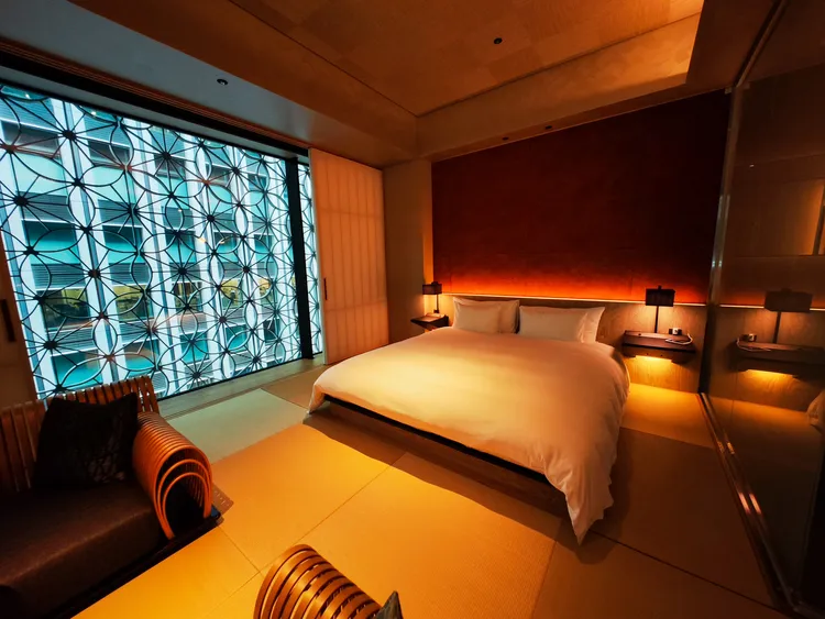 「百合」客房是位於邊角的景隅房型，兩面設置落地玻璃窗，引進建築外觀鏤空金屬編織的麻葉江戶小紋圖樣。田欣雲攝