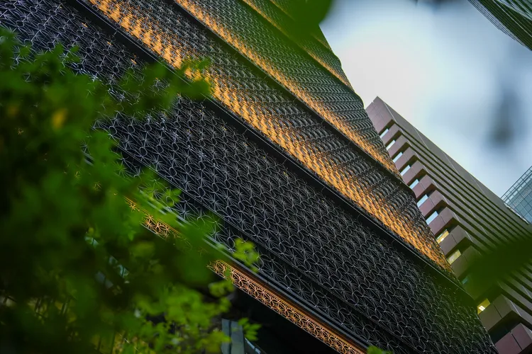 建築外觀用的是江戶小紋中的「麻葉碎紋」，遠觀不見、近看方顯。田欣雲攝