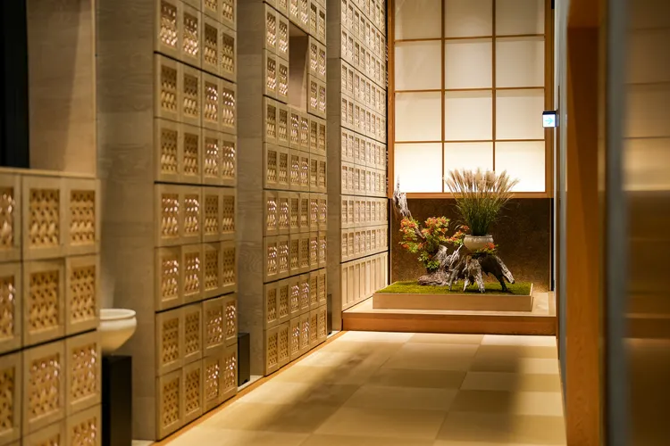 一樓挑高空間除了擺放客人鞋子的鞋櫃，花藝裝飾會隨著季節更替。田欣雲攝