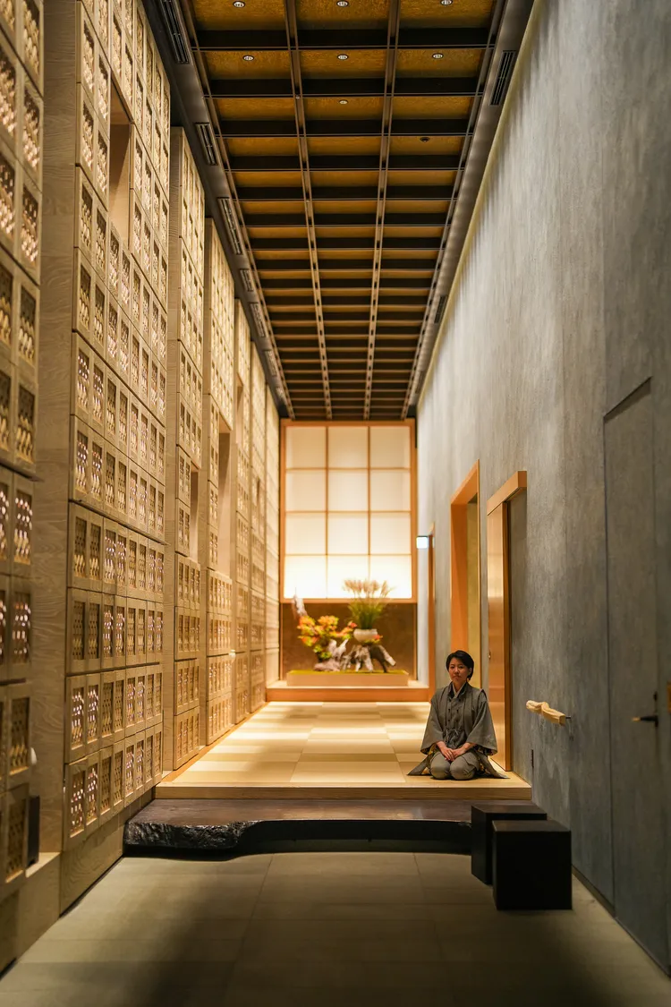 木扉開啟，映入眼簾的並非Check-in大廳，而是令人舒服放鬆的木質色調空間。田欣雲攝