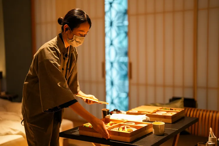 虹夕諾雅 東京將早餐用竹製食盒盛裝，送至客房內供住客享用。田欣雲攝
