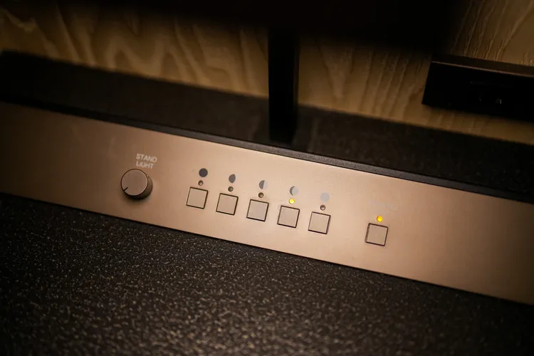 客房明亮控制板，採用月象圖案來呈現亮度。田欣雲攝