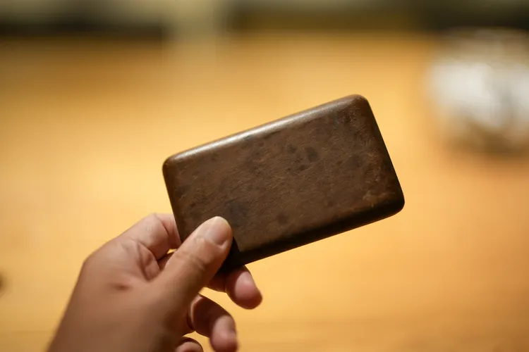 使用木盒盛裝的房卡，握在手上質感溫潤。田欣雲攝