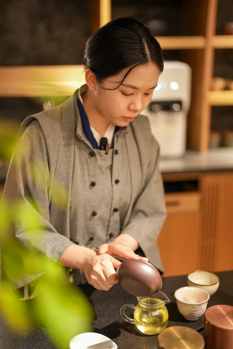 接待人員沏上日本茶，並細心地介紹飯店設施。田欣雲攝