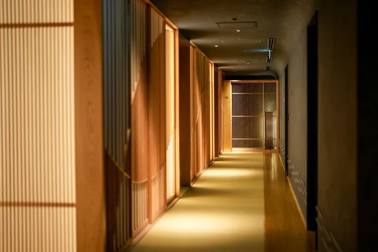 整座虹夕諾雅 東京的館內空間，幾乎處處都以榻榻米相連，每層住房樓層僅6間客房。田欣雲攝