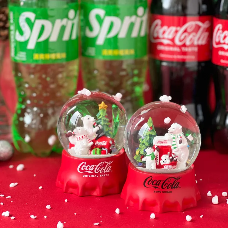 可口可樂聖誕水晶球，售價599元/個，11/30-12/27購買指定飲品加價169元可換購1個。業者提供