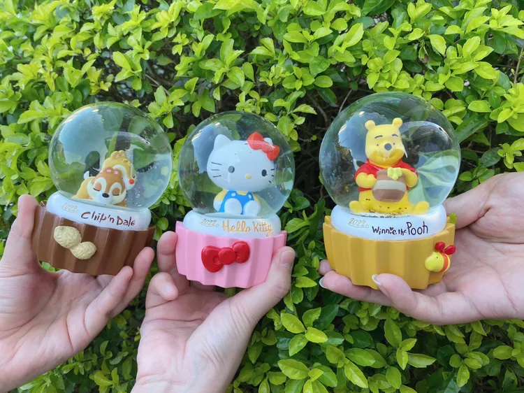 杯子蛋糕系列水晶球-小熊維尼/Hello Kitty/奇奇蒂蒂，售價199元/個，11/30上午11點起開放預購。業者提供