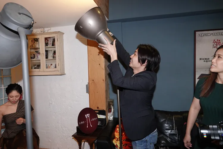 柯孟融現場當起工作人員，幫其他受訪演員調整燈光。陳德興攝