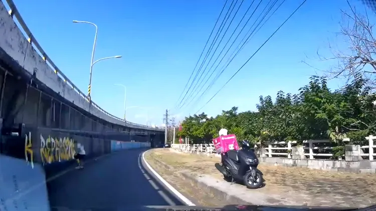 外送員心血來潮，塗鴉創作。讀者提供