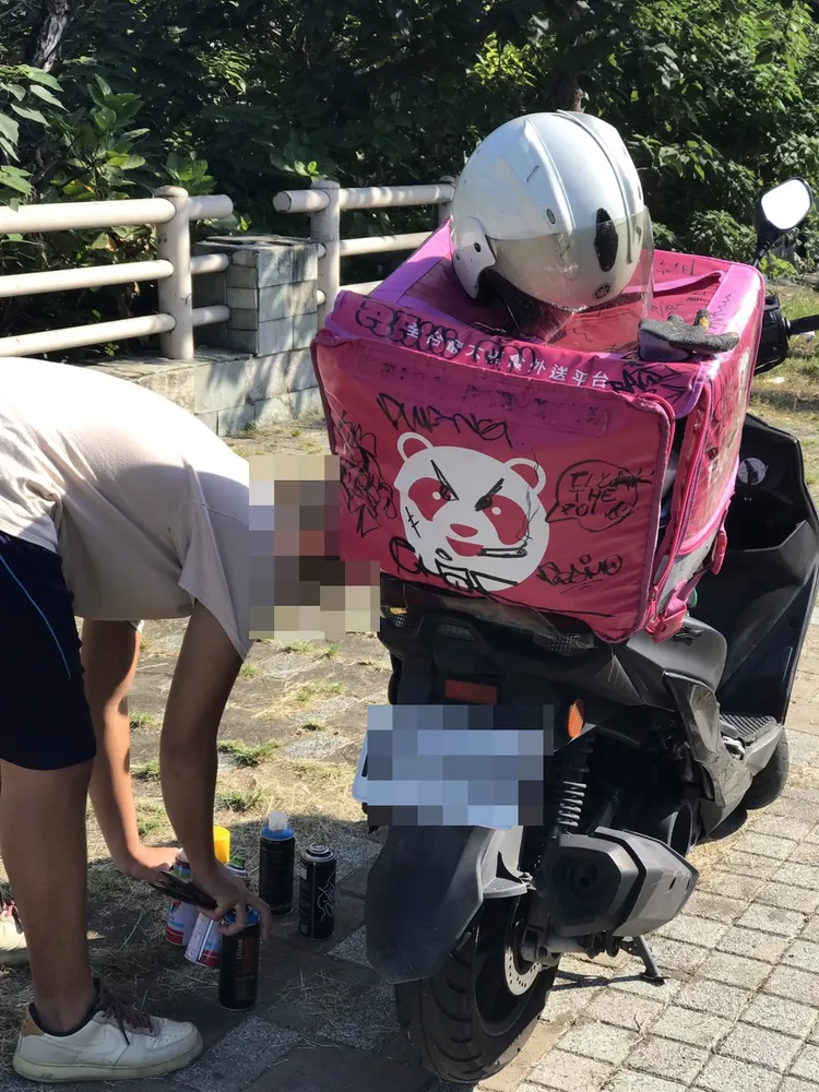外送員連外送箱也塗鴉創作。讀者提供