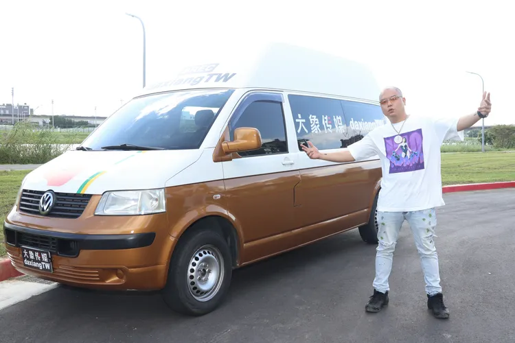 強尼將平凡的麵包車改造成可以拍片的移動性愛小巴士。彭欣偉攝