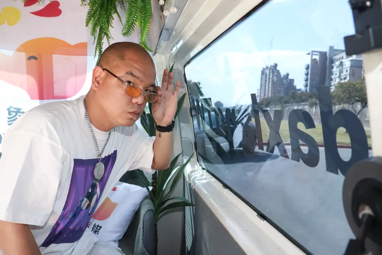 強尼分享擔任A片導演的職災，就是從拍片前期整天「性」致勃勃，到最後，每個月只剩1、2天才有性致。彭欣偉攝