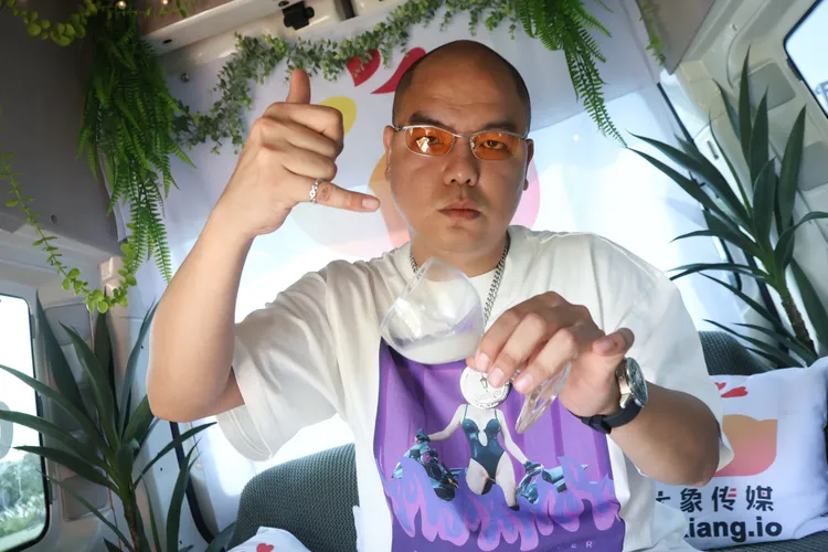 強尼調製拍片用的「假精液」。彭欣偉攝