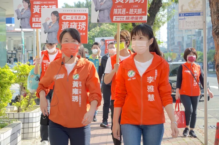 民進黨高市議員李雅慧、議員候選人黃雍琇質疑柯志恩，昔挺漲學費今推學貸利息補貼是騙票？李雅慧提供