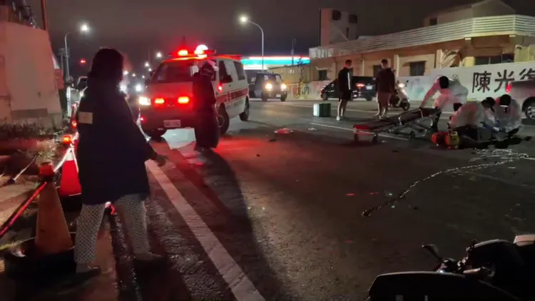 事故現場一片狼藉，酒駕的肇事駕駛見狀趁亂逃逸。郭偉民提供