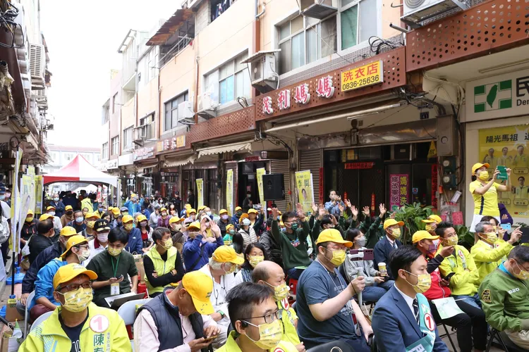 李問代表民進黨首度挑戰連江縣縣長，總統蔡英文視訊力挺。翻攝李問FB