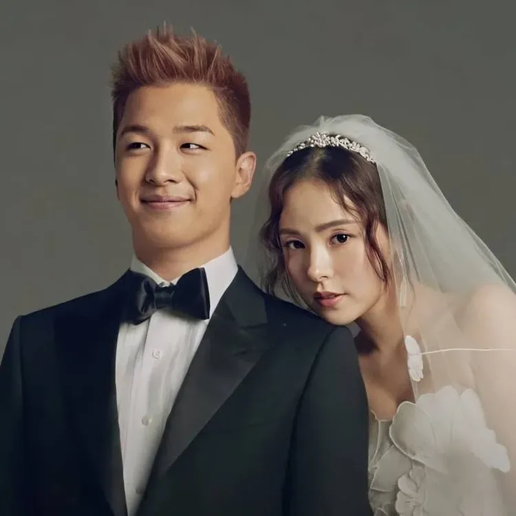 閔孝琳（右）2018年和交往多年的太陽結婚。翻攝Naver