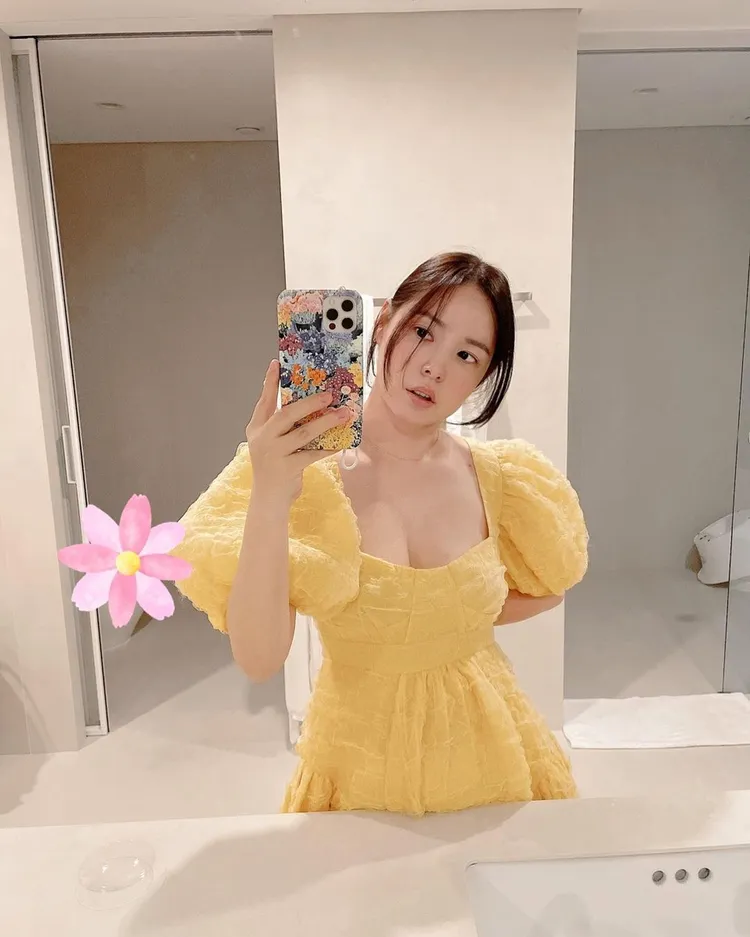 閔孝琳身上的CECILIE BAHNSEN洋裝，在電商網站FARFETCH售價約8萬1000元台幣。翻攝hyorin_min IG