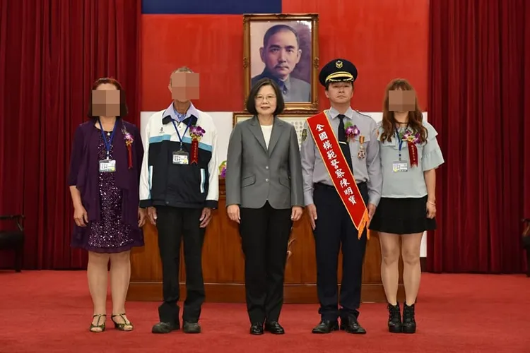陳明寶獲頒模範警察，帶著父母及妻子與總統蔡英文合影留念。翻攝陳明寶臉書