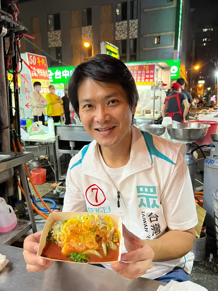 民眾黨台中市議員參選人許瑞宏喊出的競選口號「敢」，引起網友關注。翻攝自許瑞宏臉書