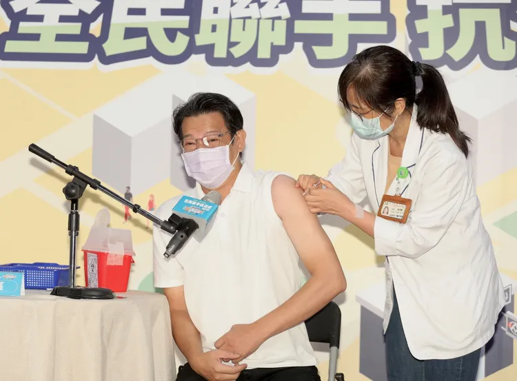 主播徐展元今接種流感疫苗。陳明中攝