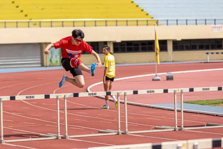 小豹跨欄的英姿。翻攝葉慈毓臉書