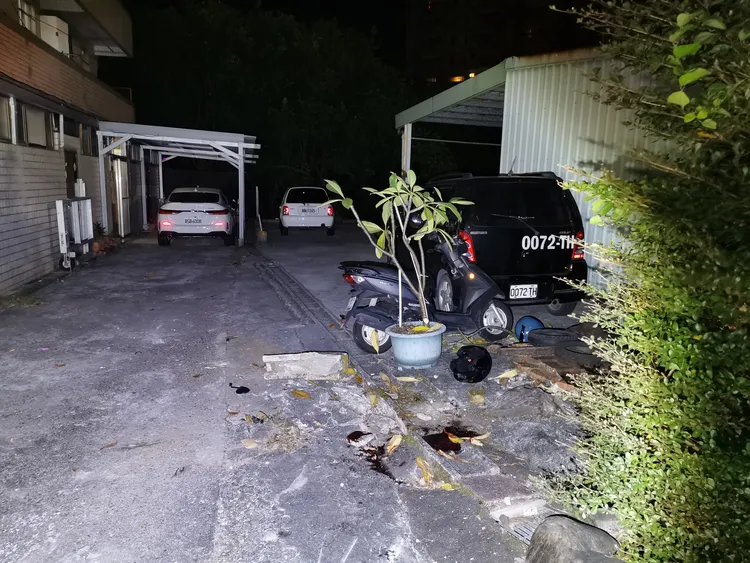 現場殘留血跡及機車碎片。陸運鋒攝