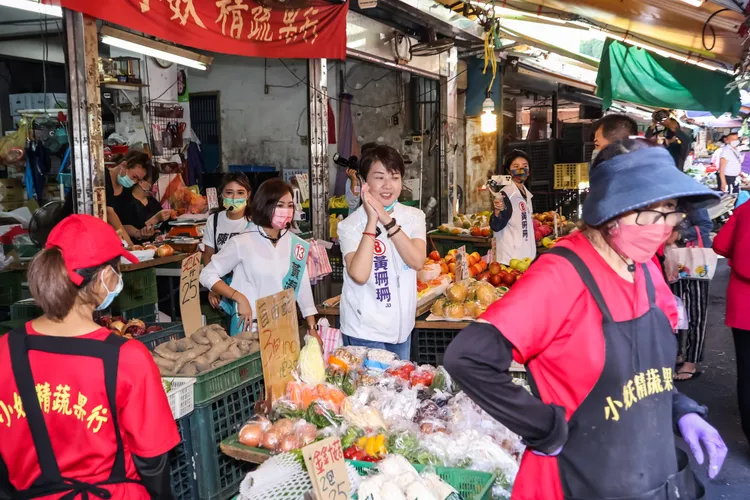 黃珊珊走訪金龍市場。趙世平攝