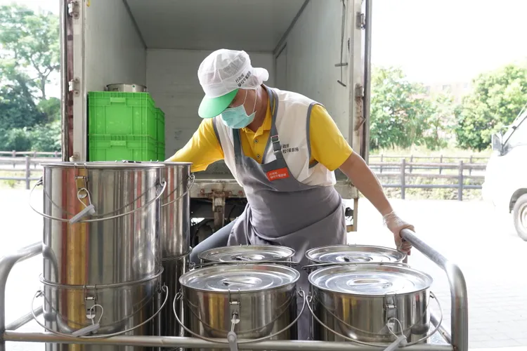 提供路程較遠的學校具保溫效果餐湯桶，廚務人員需趕在11點前出車，才來得及趕上學童午餐時間。