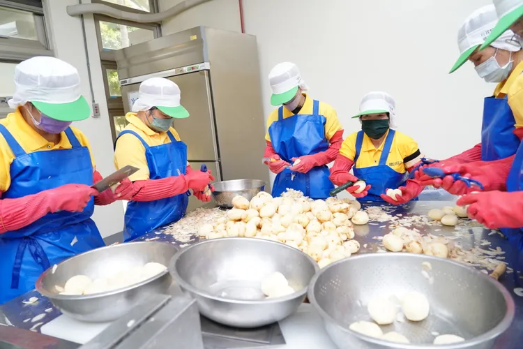 廚務人員統一服裝，提升廚勤人員專業性，每日上午7時開始備料烹煮。市府提供